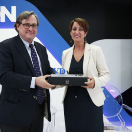 Francisco Marhuenda,director de 'La Razón', entrega el premio a la alcaldesa de Mogán, Onalia Bueno.