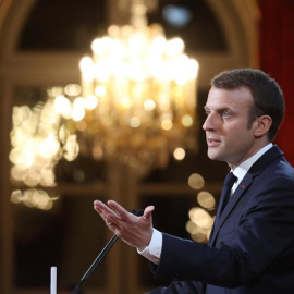 El presidente francés, Emmanuel Macron, pronuncia el discurso de felicitación de Año Nuevo en el Palacio del Eliseo, en París (Francia). EFE/Ludovic Marin