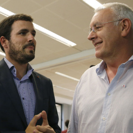 El candidato de IU a la presidencia del gobierno, Alberto Garzón, conversa con el coordinador general de IU, Cayo Lara, durante la reunión de la presidencia Federal. EFE/ Javier Lizon