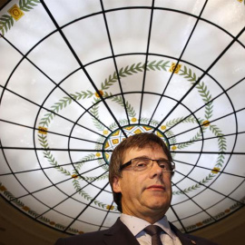 El presidente de la Generalitat catalana, Carles Puigdemont, a su llegada a un desayuno informativo del foro Nueva Economía celebrado este viernes en Madrid. EFE/Javier Lizón