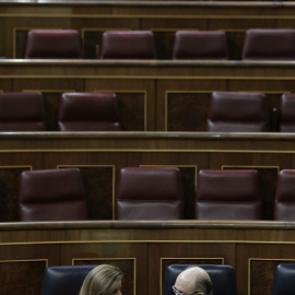 La ministra de Empleo, Fátima Báñez, charla con el ministro de Hacienda, Cristóbal Montoro, durante el Pleno en el Congreso de Los Diputados. EFE/Emilio Naranjo