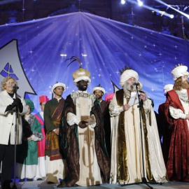 Manuela Carmena recibe a los Reyes Magos a su llegada a Cibeles. EFE/Archivo