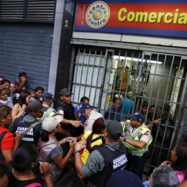 Gente haciendo cola delante de un supermercado en Caracas para comprar papel higiénico y pañales. -REUTERS /Jorge Silva