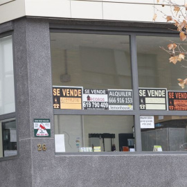 Anuncios de venta de viviendas en el portal de un edificio de Madrid. E.P.