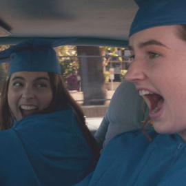 Las actrices Beanie Feldstein y Kaitlyn Dever, en la película 'Súper empollonas'.