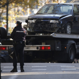 Una grúa traslada el vehículo que un empresario arruinado ha empotrado contra la sede nacional del PP, en la calle Génova de Madrid. REUTERS/Juan Medina