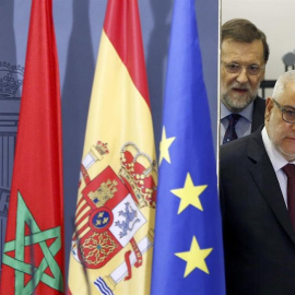 El presidente del Gobierno, Mariano Rajoy (i), y su homólogo marroquí, Abdelilah Benkirán (d), llegan a la rueda de prensa conjunta.- EFE