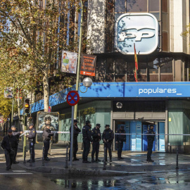 Varios agentes de la Policía frente a la entrada de la sede del PP, en Madrid. REUTERS/Andrea Comas