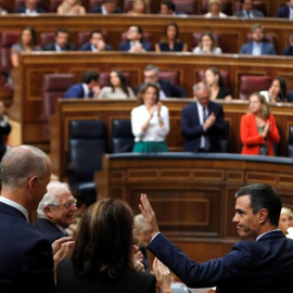 El candidato socialista, Pedro Sánchez (dcha), saluda tras pronunciar un discurso ante el pleno de la Cámara Baja