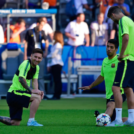 Messi, Luis Suárez y Piqué, durante el entrenamiento del Barça de este viernes en Berlín. OLIVIER MORIN / AFP