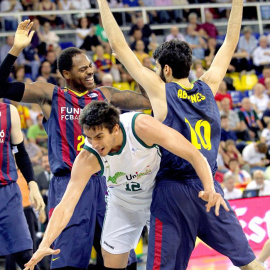 Carlos Suárez (c) intenta avanzar entre DeShaun Thomas y Abrines. EFE/Toni Garriga