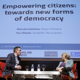 La alcaldesa de Madrid, Manuela Carmena, conversa con el autor Paul Mason (Postcapitalismo), en la inauguración del evento internacional sobre innovación democrática y nuevas tecnologías "Ciudades Democráticas" que se celebra en Madrid. EFE