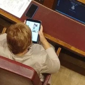 Celia Villalobos, pillada otra vez 'in fraganti' en el Congreso... esta vez comprando ropa 'online'. Imagen captada por las cámaras de laSexta.