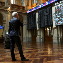 Un operador observa los paneles informativos de la Bolsa de Madrid. REUTERS/Susana Vera