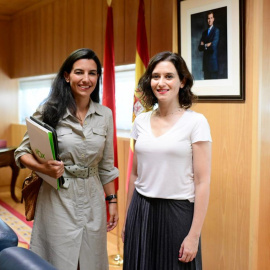 La candidata del PP a la Comunidad de Madrid, Isabel Díaz Ayuso, y su homóloga en Vox, Rocío Monasterio.