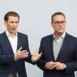 El canciller federal de Austria, Sebastian Kurz (i), y el líder del ultraderechista Partido Liberal de Austria (FPÖ), Heinz-Christian Strache (d), ofrecen una rueda de prensa en Estiria (Austria) hoy, 4 de enero de 2017, tras la primera reu