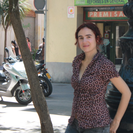 Gemma Ubasart en el Barrio de Sants de Barcelona./ Marc Font