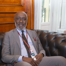 Pierre Sané participó, el día 17, en Madrid, en el seminario "Alerta progresista para fortalecer la democracia y el orden multipolar"./Amaya Larroy