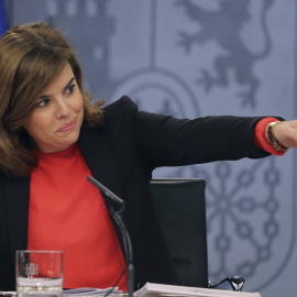 La vicepresidenta Soraya Sáenz de Santamaría durante la rueda de prensa posterior al Consejo de Ministros. EFE/BALLESTEROS