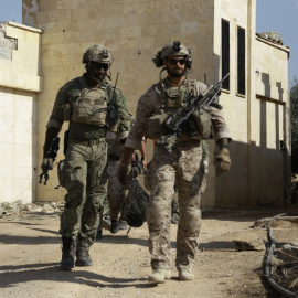 Soldados identificados por las fuerzas sirias como tropas especiales de EEUU en la provincia de Raqqa, Siria. - AFP