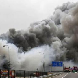 Incendio en la planta de Campofrío de Burgos. / EFE