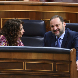 La ministra de Hacienda, María Jesús Montero, conversa con el ministro de Fomento, José Luis Ábalos, durante un pleno en el Congreso de los Diputados. EFE/Fernando Villar