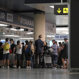 19/07/2022 - Pasajeros afectados por la huelga de Ryanair esperan a cambiar su billete para poder viajar en la Terminal 2 del aeropuerto de El Prat de Barcelona, el 30 de junio de 2022.