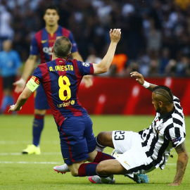 Vidal hace una falta a Iniesta durante el partido. Reuters / Kai Pfaffenbach