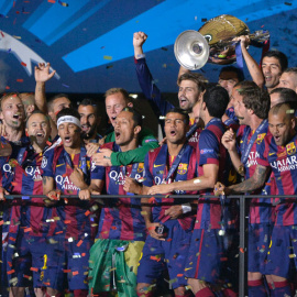 Xavi levanta la Copa de Europa con los jugadores del Barcelona. OLIVER LANG / AFP