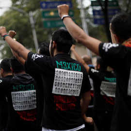 Manifestantes recuerdan a los 43 estudiantes de Ayotzinapa que desaparecieron hace cuatro años. / REUTERS - EDGARD GARRIDO