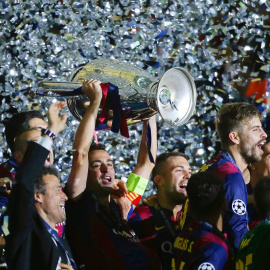 Xavi Hernandez levanta el trofeo durante la celebración el el palco.- KAY NIETFELD (EFE)