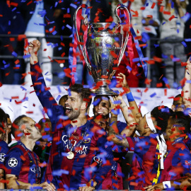 Los blaugrana levantan eufóricos la copa que les convierte en campeones de Europa.- KAI PFAFFENBACH