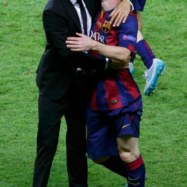 Luis Enrique se abraza con Messi tras la final de la Champions. REUTERS/Fabrizio Bensch