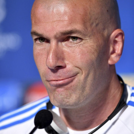 Fotografía facilitada por la UEFA que muestra al enternador francés del Real Madrid Zinedine Zidane durante una rueda de prensa en el estadio Giuseppe Meazza de Milán, Italia hoy, 27 de mayo de 2016. El Real Madrid y el Atlético de Madrid d