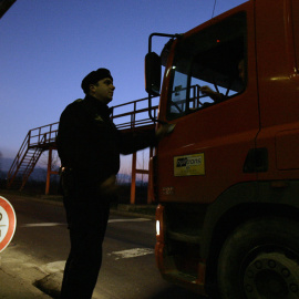 Un guardia fronterizo en un control en Bulgaria. - AFP
