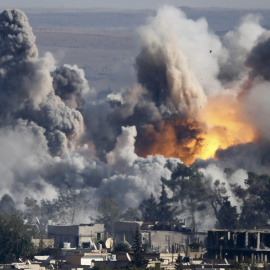 Imágenes de los bombardeos en la ciudad siria de Kobani, junto a la frontera turca, atacada por los militantes del Ejército Islámico. REUTERS/Kai Pfaffenbach