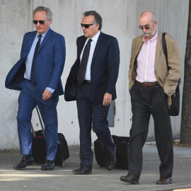 El exconsejero externo de Bankia Antonio Tirado (i) y el exconsejero de Caja Madrid Pedro Bedia Pérez (d) este lunes a su llegada a la Audiencia Nacional en el marco del juicio por la salida a bolsa de Bankia, para escuchar las conclusiones