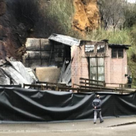 La instalación que albergaba a las jiráfas de Cabárceno, tras el incendio. 112