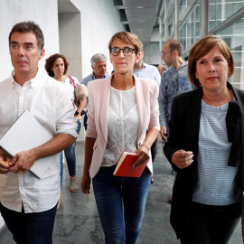 La secretaria general del Partido Socialista de Navarra (PSN) y candidata a la presidencia del Gobierno de Navarra, María Chivite (c), junto a la miembro de Geroa Bai, Uxue Barkos (d), y al secretario general de Podemos Navarra, Eduardo San