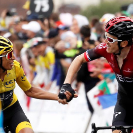 Egan Bernal y Geraint Thomas se saludan tras finalizar una etapa. EFE/EPA/YOAN VALAT