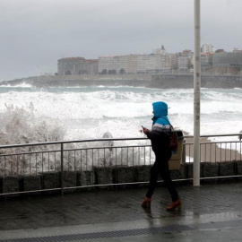 Las olas rompen hoy contra la costa de la ciudad de A Coruña./EFE