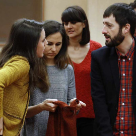 Irene Montero, Ione Belarra y Juanma del Olmo, entre otros diputados de Podemos, al inicio de la reunión de la Diputación Permanente del Congreso.- EFE