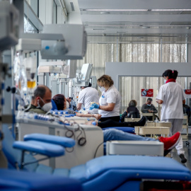 (8/1/22) Varias personas donan sangre en el centro de Transfusión de Valdebernardo, a 8 de enero de 2022 (Archivo).