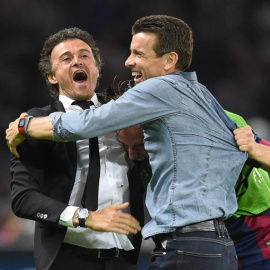 Luis Enrique se abraza con Unzué tras ganar la Liga de Campeones en Berlín. /EFE