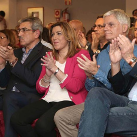 La presidenta de la Junta de Andalucía, Susana Díaz, el secretario general del PSOE en Canarias, José Miguel Pérez (2d), el presidente de Nueva Canarias, Román Rodríguez (3i), y los candidatos Sebastián Franquis (2i) (PSOE) y Pedro Quevedo 