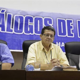 Miembros de la mesa de diálogo para la paz en Colombia; a la derecha, Humberto de la Calle. REUTERS / ENRIQUE DE LA OSA