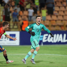 El guardameta de la selección española sub-19, Arnau Tenas(d), y el capitán del combinado nacional, el delantero Abel Ruiz, celebran la victoria ante Francia tras el partido entre ambas selecciones, correspondiente a la semifinal del Europe
