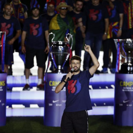 El defensa de FC Barcelona Gerard Piqué, junto a sus compañeros, se dirige a los aficionados del Barça en el Camp Nou. /EFE