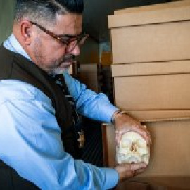 Huesos en una caja y el duelo suspendido: ¿cómo se identifican en EEUU los restos de un migrante desaparecido?