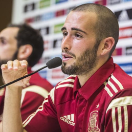 Los jugadores de la selección española Aleix Vidal (d) y Juanfran Torres. /EFE